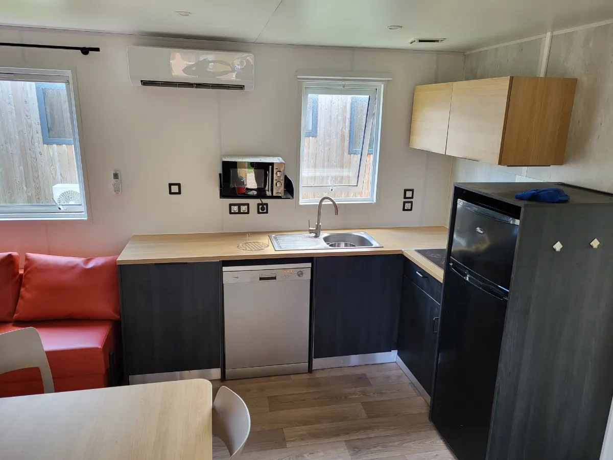 Gerenoveerde chalet keuken na schadeherstel