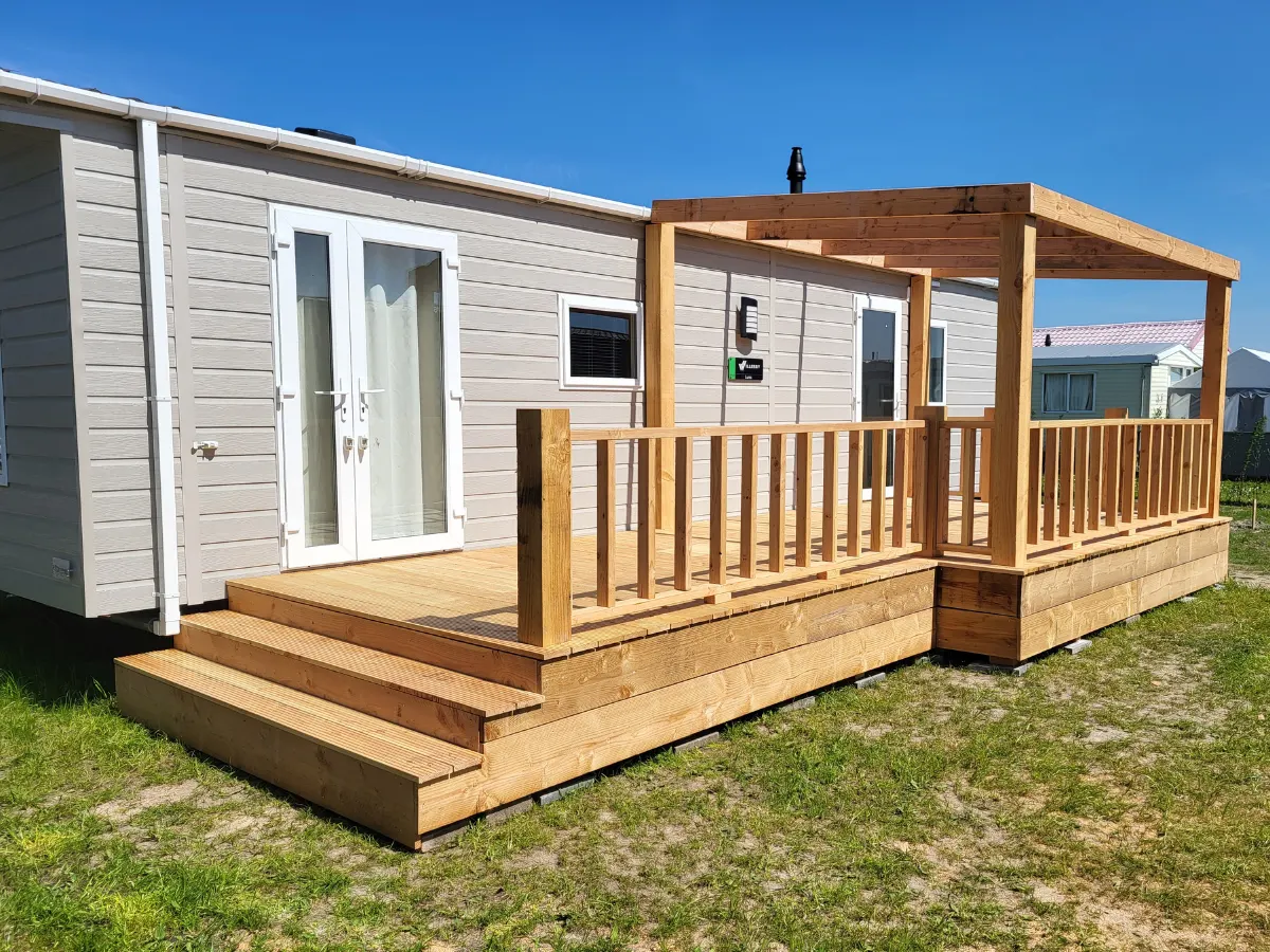 Houten veranda op maat met trap, leuning en overkapping
